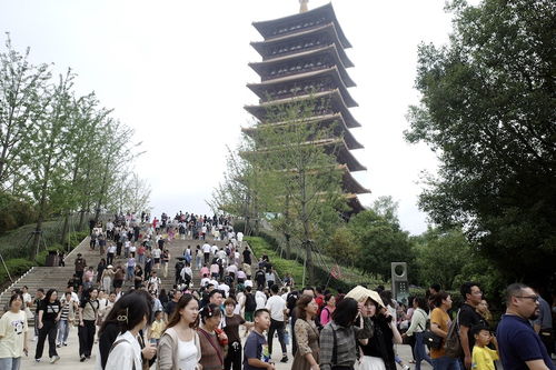 假日經濟新景象 假期前三天國內游3.95億人次，文旅商聯動激活消費活力